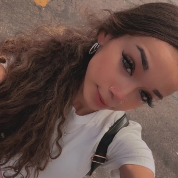 Meet your Posher, Amy - Picture 2 of 2